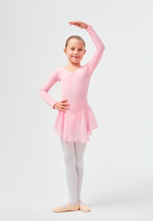 Helles rosafarbenes Ballettoutfit mit langen Ärmeln und einem schwingenden Chiffonrock, ergänzt durch weiße Strumpfhosen und rosafarbene Ballettschuhe.