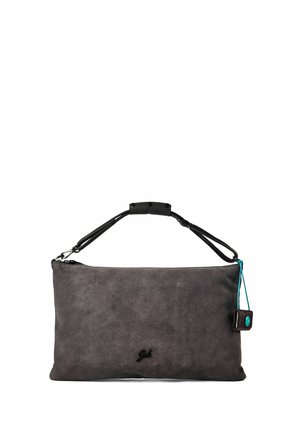 Borsa rettangolare in suede grigio scuro con corta tracolla nera e una piccola etichetta con accento turchese appesa sul lato destro.