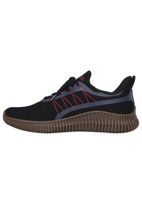 Schwarze Sportschuhe mit einem strukturierten Mesh-Obermaterial, roten und blauen Akzenten sowie einer ausgeprägten, gerippten braunen Gummisohle.