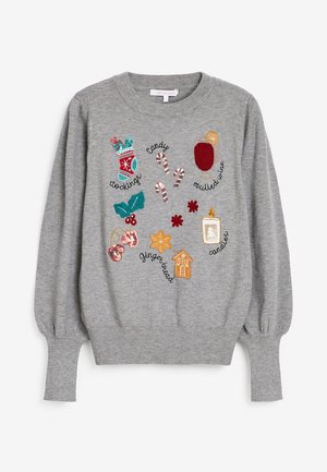 Pull gris à manches longues avec des motifs de Noël brodés comprenant une chaussette, des cannes de bonbon, un verre de vin chaud, du houx, des cloches, du pain d'épices et une bougie.