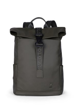 Vihreä rullattava reppu, joka on valmistettu vedenpitävästä materiaalista. Repussa on keskimmäinen solki, sivutaskut ja logotieto edessä.