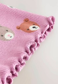 Tissu tricoté rose avec une texture côtelée, présentant des illustrations d'ours en brun et gris, agrémenté d'un bord froncé.