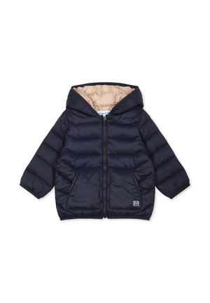 Giacca puffer blu navy con fodera beige, chiusura con zip e due tasche frontali. Presenta un cappuccio e una texture trapuntata. Piccolo logo sulla tasca.