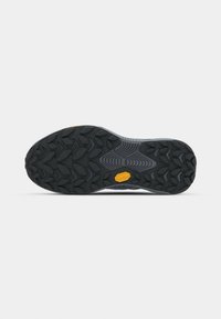 Semelle de chaussure en caoutchouc noir avec un motif de crampons profond et agressif et un petit logo Vibram jaune près du centre.