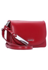 Rotte Ledertasche mit glatter Textur, Klappenverschluss, silberne Hardware-Akzente und verstellbarem Riemen. Ausgestattet mit Logodetail.