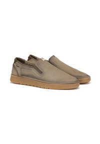 Des chaussures beiges à enfiler avec un empeigne perforée, une semelle en caoutchouc et des accents texturés, conçues pour la respirabilité et le confort.