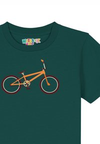 Grünes T-Shirt mit einem stilisierten orangenen Fahrraddesign, weißen Rädern, roten Akzenten und minimalistischen Details auf einem weichen Stoff.