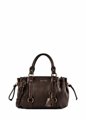 Sac à main en cuir marron foncé avec doubles poignées, anneaux dorés, bandoulière réglable, côtés froncés et logo de la marque avec pendentif.