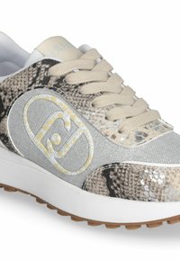 Sneaker mit einem strukturierten Schlangenprint-Muster in Beigetönen und Grau, ausgestattet mit beigen Schnürsenkeln und einer weißen Gummisohle. Mit Logo-Akzent.