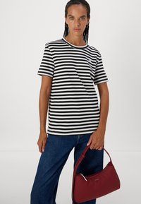 Calvin Klein Jeans BADGE REGULAR TEE - Βασικό μπλουζάκι - black/bright white