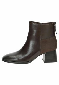 Brązowy skórzany botek za kostkę o gładkiej powierzchni, kontrastującym zamszowym panelem, solidnym słupkowym obcasem i zapięciem na zamek z boku.