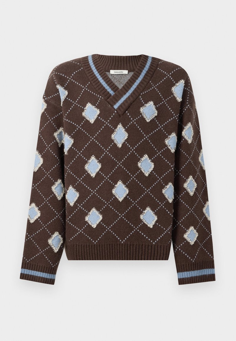 Bruine trui met een V-hals, voorzien van een ruitpatroon in lichtblauw en beige. Ribgebreide manchetten en zoom met blauwe accentstrepen.