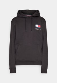 Sudadera negra hecha de tela suave, con un bolsillo frontal, capucha con cordón y un logotipo impreso con elementos en rojo, blanco y azul.