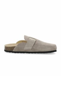 Mocassin en suède de couleur gris clair avec une texture douce, sangle ajustable et semelle intermédiaire en liège, doté d'une semelle extérieure en caoutchouc noir pour une meilleure adhérence.