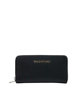 Portafoglio Valentino nero con cerniera che gira intorno, logo dorato e cursore della cerniera su sfondo bianco.