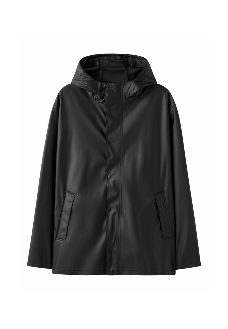 Veste noire imperméable avec capuche, présentant une texture lisse, une fermeture à boutons-pression et deux poches latérales. Design classique avec une coupe décontractée.