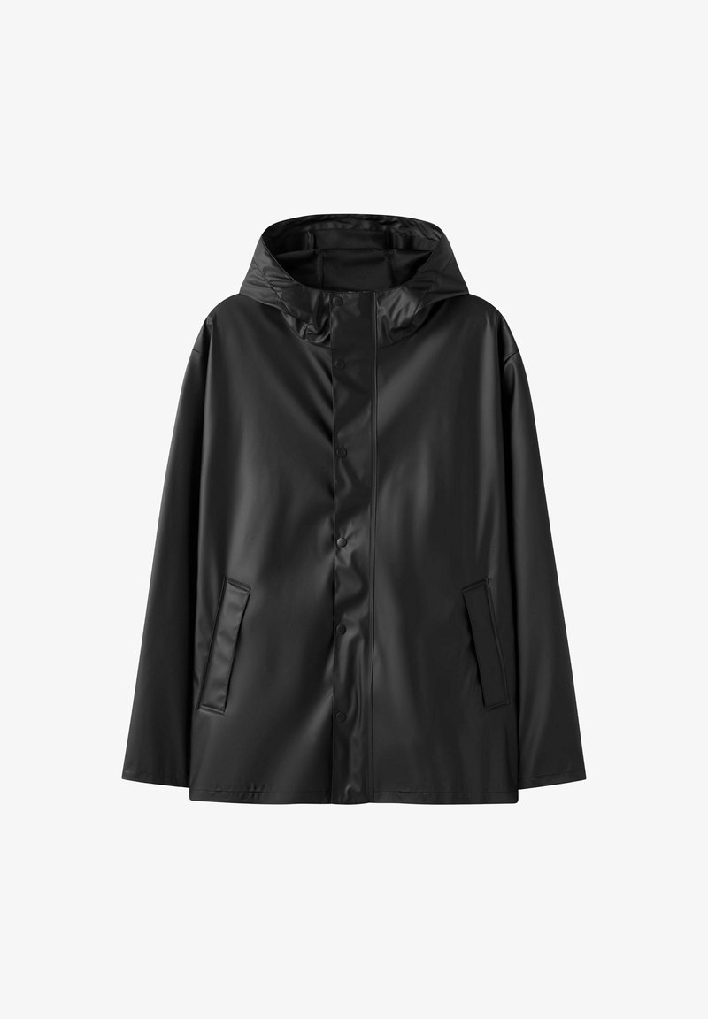 Veste noire imperméable avec capuche, présentant une texture lisse, une fermeture à boutons-pression et deux poches latérales. Design classique avec une coupe décontractée.