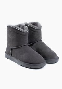 Botas de tobillo de ante gris con un suave forro de borreguillo, punta redondeada y suela de goma plana. Presentan un acento cosido en el costado.