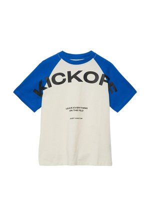 Kurzärmeliges Raglan-T-Shirt mit blauen Ärmeln, weißem Körper und schwarzem Text "KICKOFF" sowie motivierenden Sprüchen auf der Vorderseite.