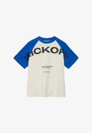 Koszulka raglan z krótkim rękawem, niebieskimi rękawami, białym korpusem i czarnym napisem "KICKOFF" oraz motywacyjnymi frazami z przodu.