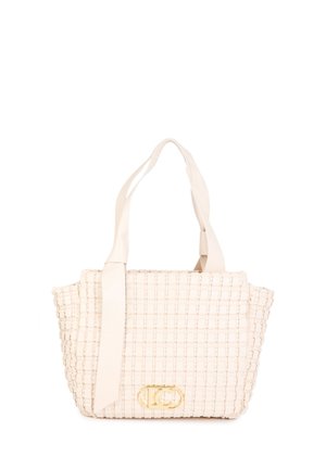 Bolso tote tejido en crema con tirantes anchos para el hombro y detalle de logotipo ovalado dorado en el frente.