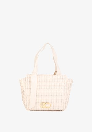 Bolso tote tejido en crema con tirantes anchos para el hombro y detalle de logotipo ovalado dorado en el frente.