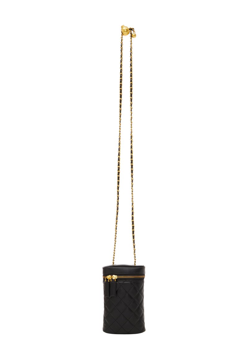 Borsa cilindrica in pelle trapuntata nera con chiusura a zip dorata e tracolla a catena. Caratterizzata da una superficie testurizzata e un piccolo accento con nappina.