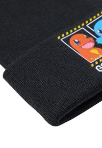 Bonnet en coton noir avec une finition texturée. Présente un graphique coloré de deux personnages de dessin animé dans un design rectangulaire à l'avant.