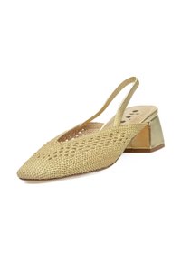 Zapato slingback dorado tejido con punta afilada, tacón bajo y cortes laterales abiertos. Plantilla suave beige para mayor comodidad.