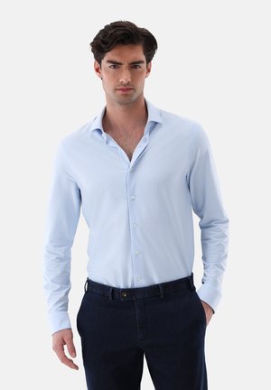 Hellblau gestreiftes Hemd mit Button-Down-Kragen, langen Ärmeln und glatter Textur, kombiniert mit dunkler Hose.