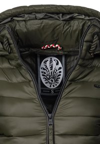 Oliven grøn pufferjakke med lynlåslukning, der har en quiltet tekstur, hætte og et dekorativt indre label med et sort og hvidt design.