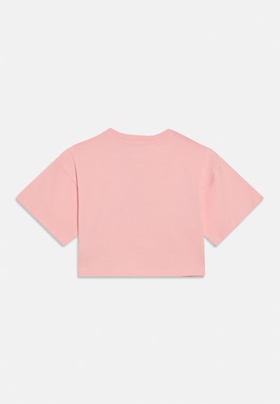 Κοντοκουρεμένο t-shirt σε ανοιχτό ροζ βαμβάκι με κοντά μανίκια, στρογγυλή λαιμόκοψη και λεία υφή· χωρίς γραφικά ή διακοσμήσεις.