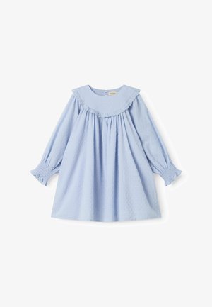 Lyseblå babykjole med lange ærmer, tekstureret stof, flæseærmer og en bred flæset halskrave, lukket bagpå.