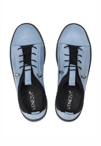 Jasnoniebieskie skórzane buty z czarnymi sznurowadłami, charakteryzujące się eleganckim wzornictwem, zaokrąglonym noskiem, czarnym wnętrzem oraz metalicznymi akcentami po bokach.