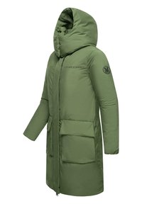 Maslinasto zelena izolirana parka s velikim kapuljačom, prednjim patentnim zatvaračem i dva velika prednja džepa. Sadrži otisnute koordinate na prsima.