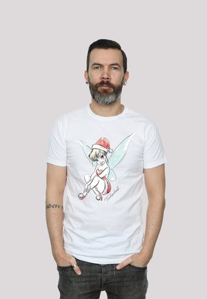 Weißes Baumwoll-T-Shirt mit einer bunten Illustration von Peter Pan's Tinkerbell, die einen roten Weihnachtsmannhut, Herzdetails und transparente Flügel trägt.