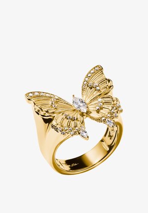 Goldener Ring mit detailliertem Schmetterlingsdesign, verziert mit klaren Edelsteinen auf Flügeln und Ringschiene, vor weißem Hintergrund.