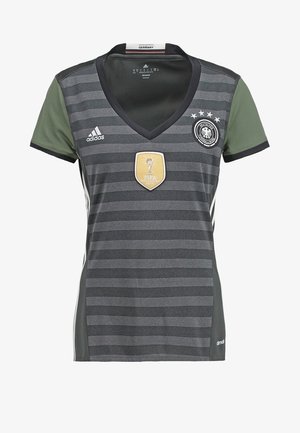 Koszulka reprezentacji Niemiec w piłce nożnej, z ciemnoszarymi i oliwkowymi paskami, projektem w fasonie V-neck, logo adidas oraz emblematem FIFA z przodu.