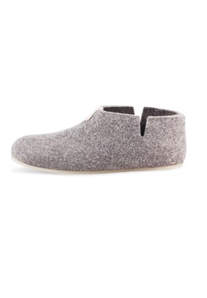 Graue, bequeme Slipper mit abgerundetem Zehenbereich, offener Ferse und einer glatten, hellen Sohle. Erhöhte Mitte und keine sichtbaren Beschläge.