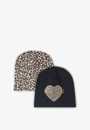 Due berretti: uno con una stampa leopardata beige e nera, l'altro in nero con un design a cuore dorato e il testo "CREDI in te stesso".