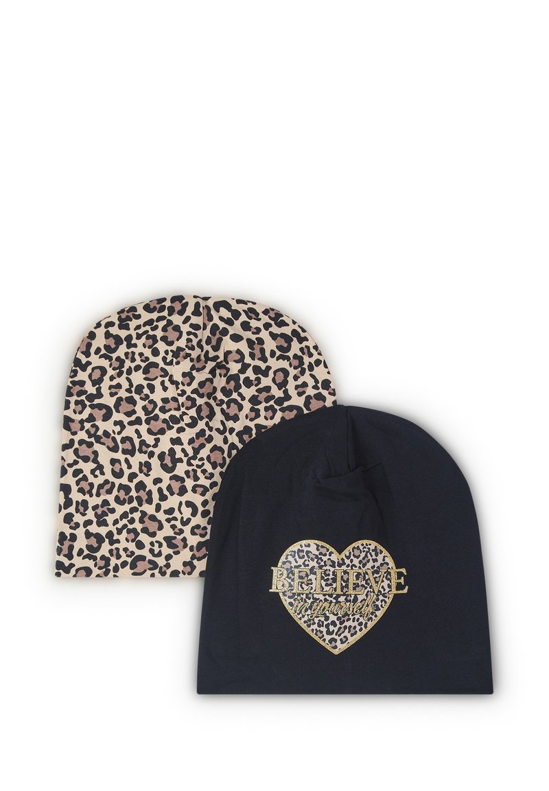 Dwie czapki: jedna w beżowo-czarny wzór w panterkę, druga czarna z złotym sercem i napisem "WIERZ w siebie".