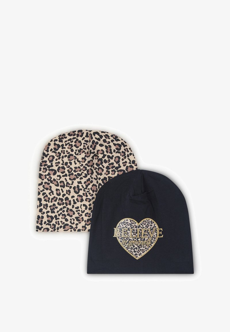 Dwie czapki: jedna w beżowo-czarny wzór w panterkę, druga czarna z złotym sercem i napisem "WIERZ w siebie".