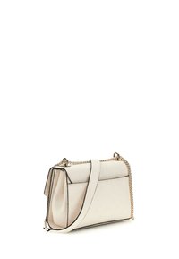 Borsa a mano in pelle bianca con design in rilievo, catena e tracolla per uso a tracolla o spalla, forma rettangolare e bordo nero a contrasto.