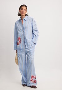 NA-KD Tygbyxor - blue stripe