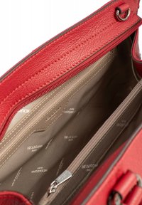 Borsa a mano in pelle rossa con esterni testurizzati, chiusura con cerniera superiore e interno beige con molteplici tasche e stampa del logo del marchio.