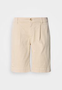 Pantaloni corti in cotone beige con gamba dritta, caratterizzati da pieghe frontali, chiusura con bottone e dettagli di orlo arrotolato. Design semplice e versatile.