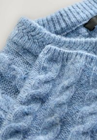 Hele sinine kootud sviiter, millel on tekstuuriga keermemuster ja ribatootud krae, valmistatud pehmest ja udusest lõngast.