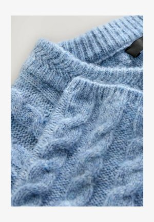 Světle modrý pletený svetr s texturovaným kabelovým vzorem a ribbovaným límcem vyrobený z měkké, fleecové příze.