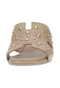 Sandali in pelle marrone chiaro con design a intaglio sulla punta, decorati con vari chiodini metallici in argento, rosa e oro.