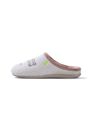 Zapatilla cerrada de color gris claro con forro interior de felpa marrón y un pequeño detalle de un pez verde en el lateral.